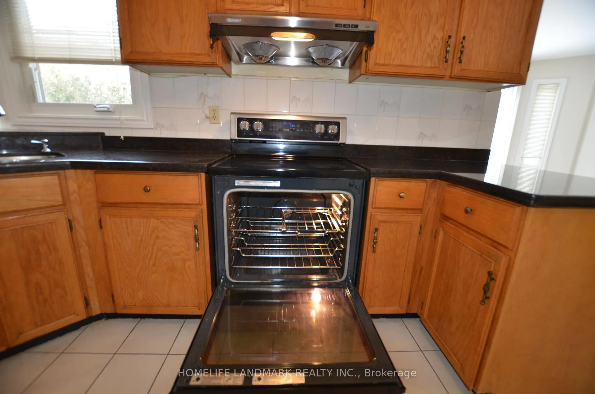 Photo 5 of 129 Lyndhurst Drive, Markham, Thornlea — HOMEH