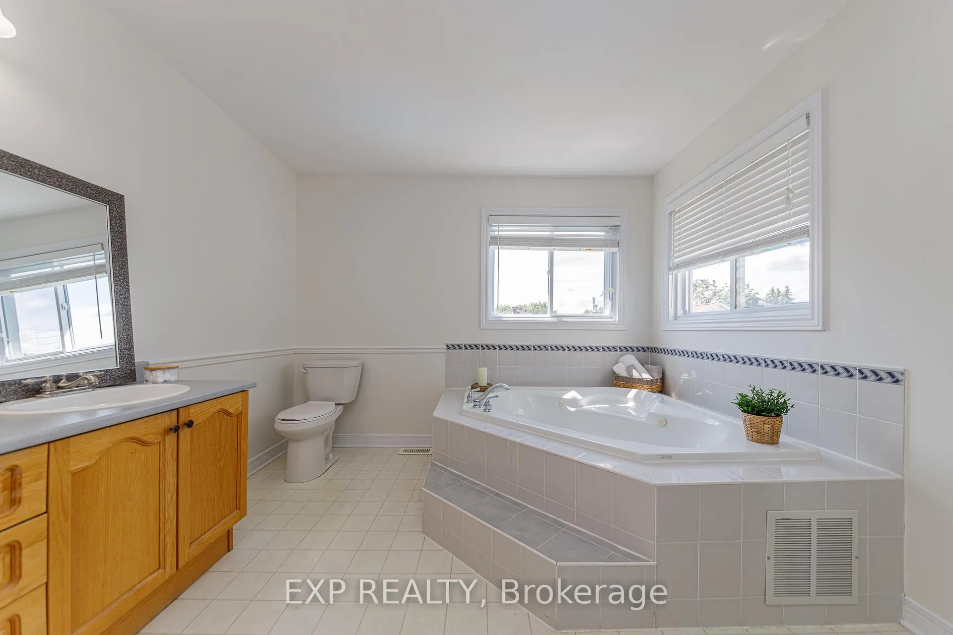 Photo 33 of 40 Newborough Crescent, Ottawa, Barrhaven East — HOMEH