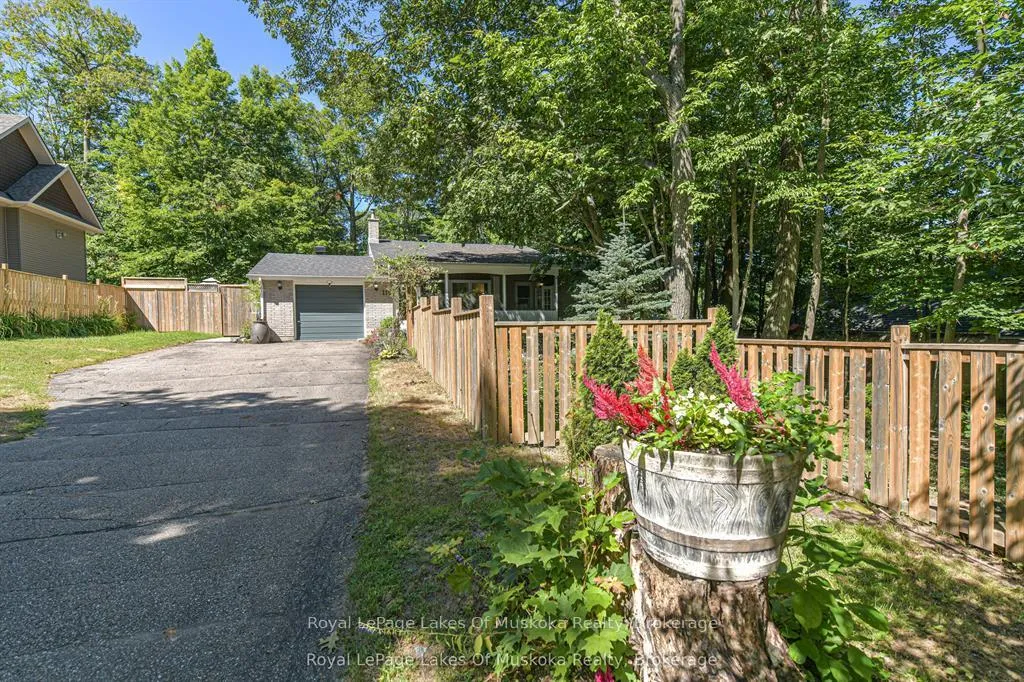 Photo 3 of 115 Douglas Street, Gravenhurst, Muskoka (S) — HOMEH