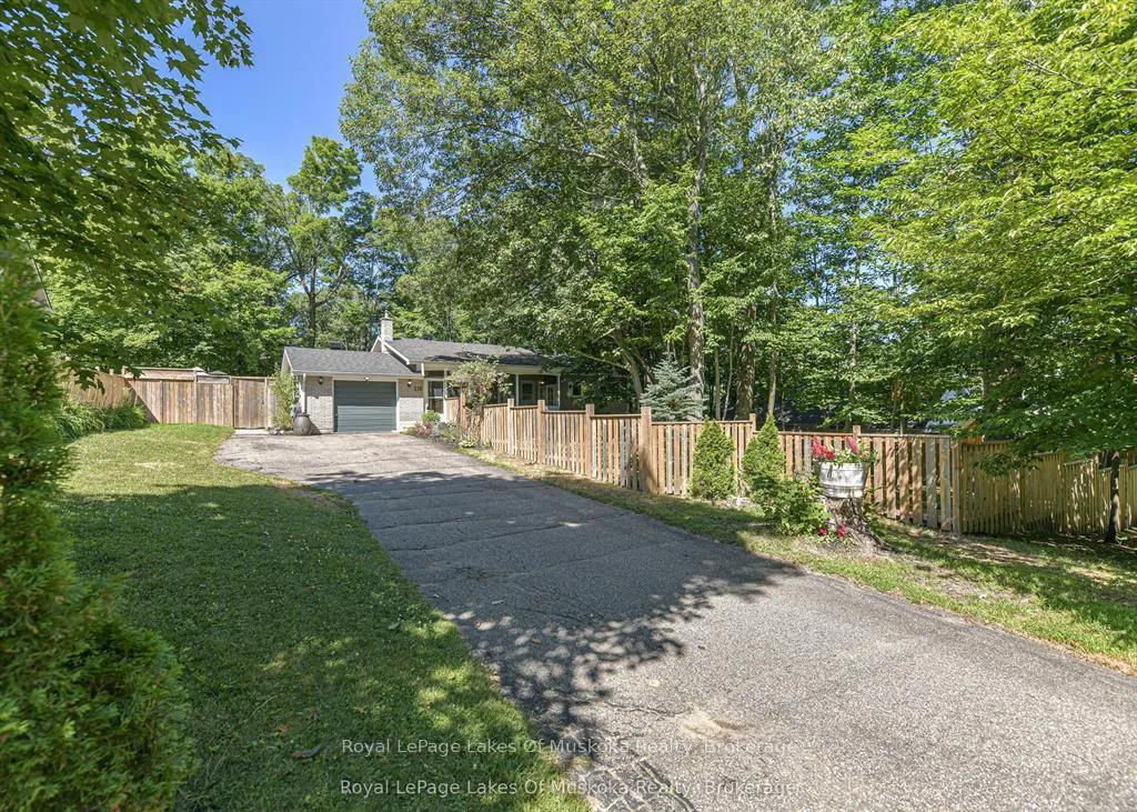 Photo 4 of 115 Douglas Street, Gravenhurst, Muskoka (S) — HOMEH