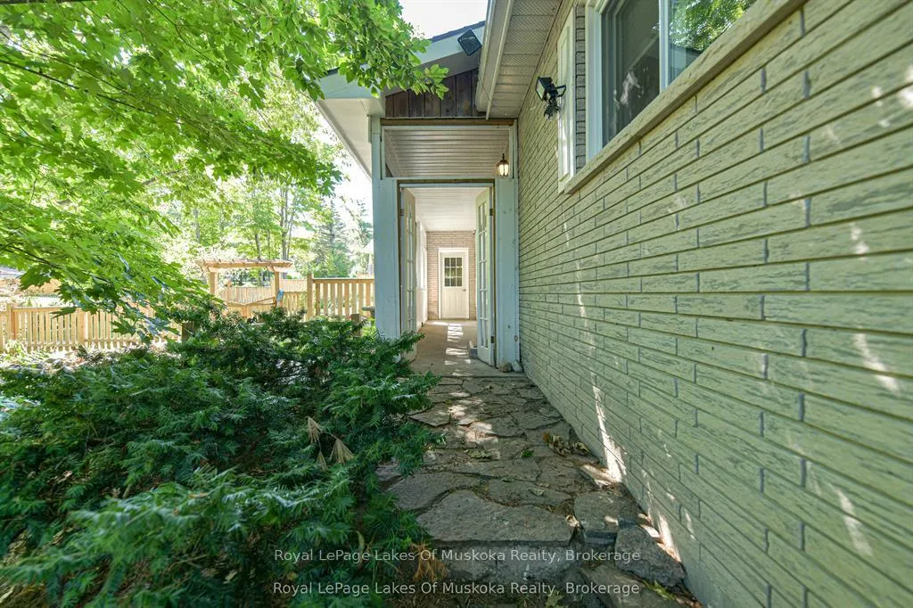 Photo 8 of 115 Douglas Street, Gravenhurst, Muskoka (S) — HOMEH