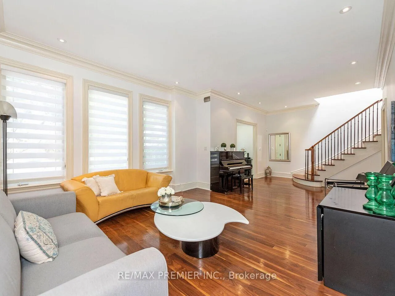 Photo 5 of 35 Yorkdale Crescent, North York, Humberlea-Pelmo Park — HOMEH