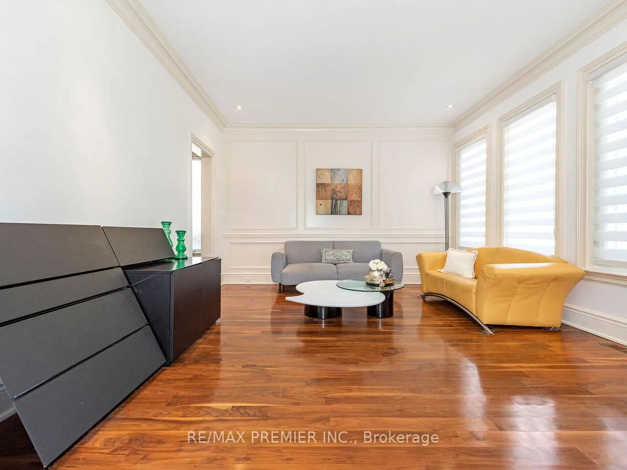 Photo 6 of 35 Yorkdale Crescent, North York, Humberlea-Pelmo Park — HOMEH