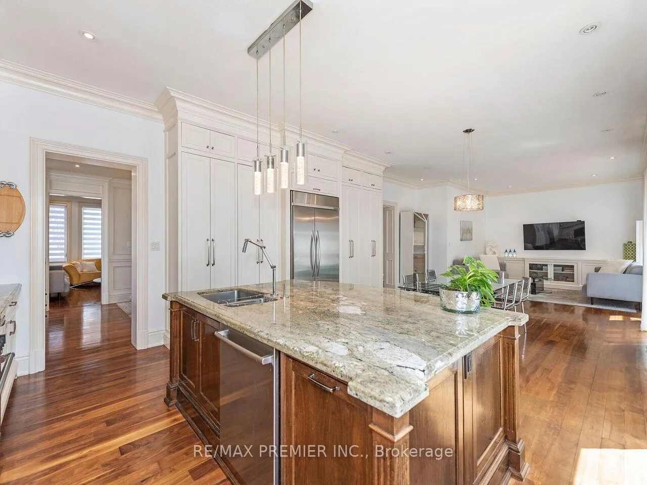 Photo 11 of 35 Yorkdale Crescent, North York, Humberlea-Pelmo Park — HOMEH