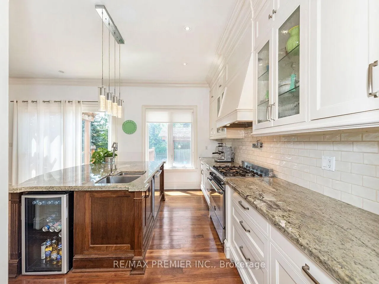 Photo 12 of 35 Yorkdale Crescent, North York, Humberlea-Pelmo Park — HOMEH