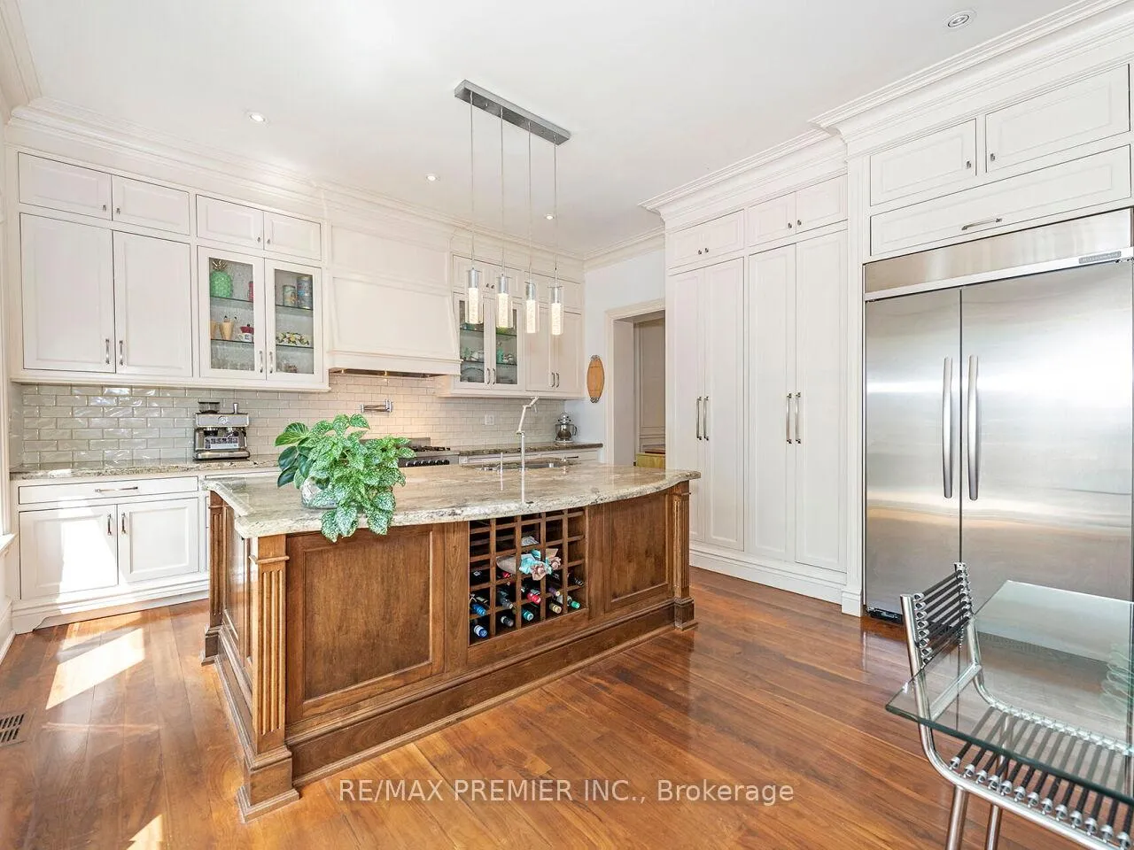 Photo 13 of 35 Yorkdale Crescent, North York, Humberlea-Pelmo Park — HOMEH