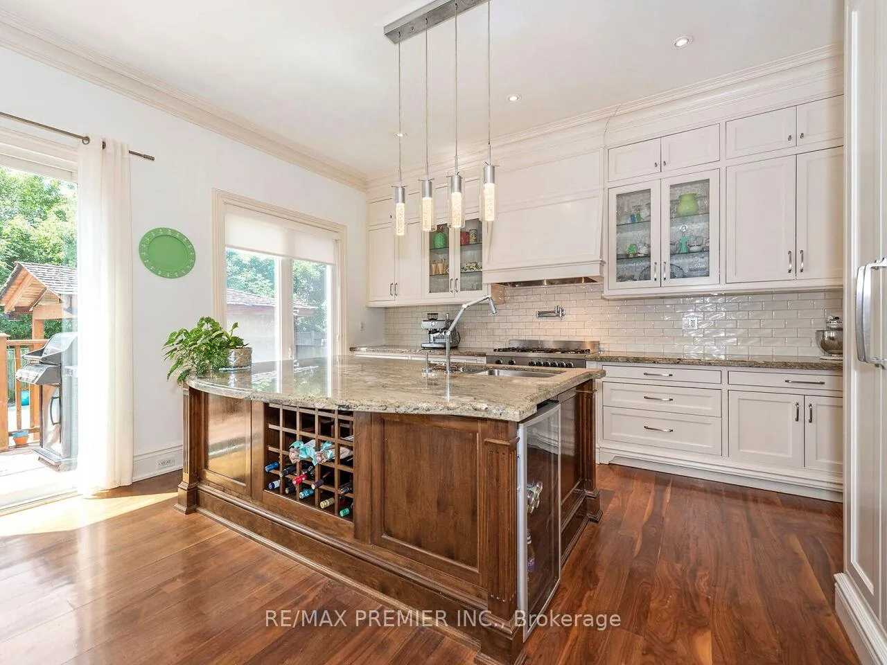 Photo 14 of 35 Yorkdale Crescent, North York, Humberlea-Pelmo Park — HOMEH