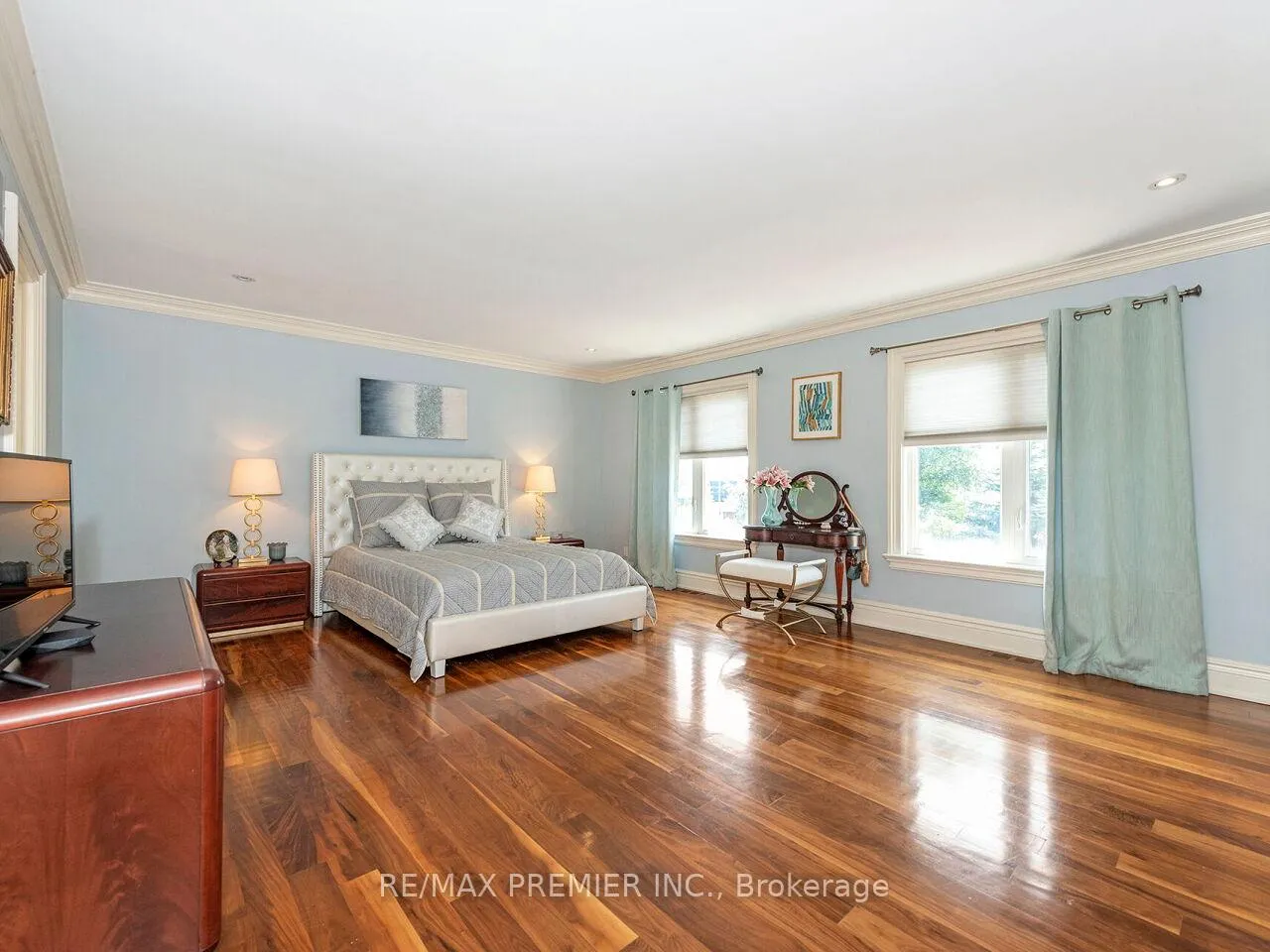 Photo 20 of 35 Yorkdale Crescent, North York, Humberlea-Pelmo Park — HOMEH