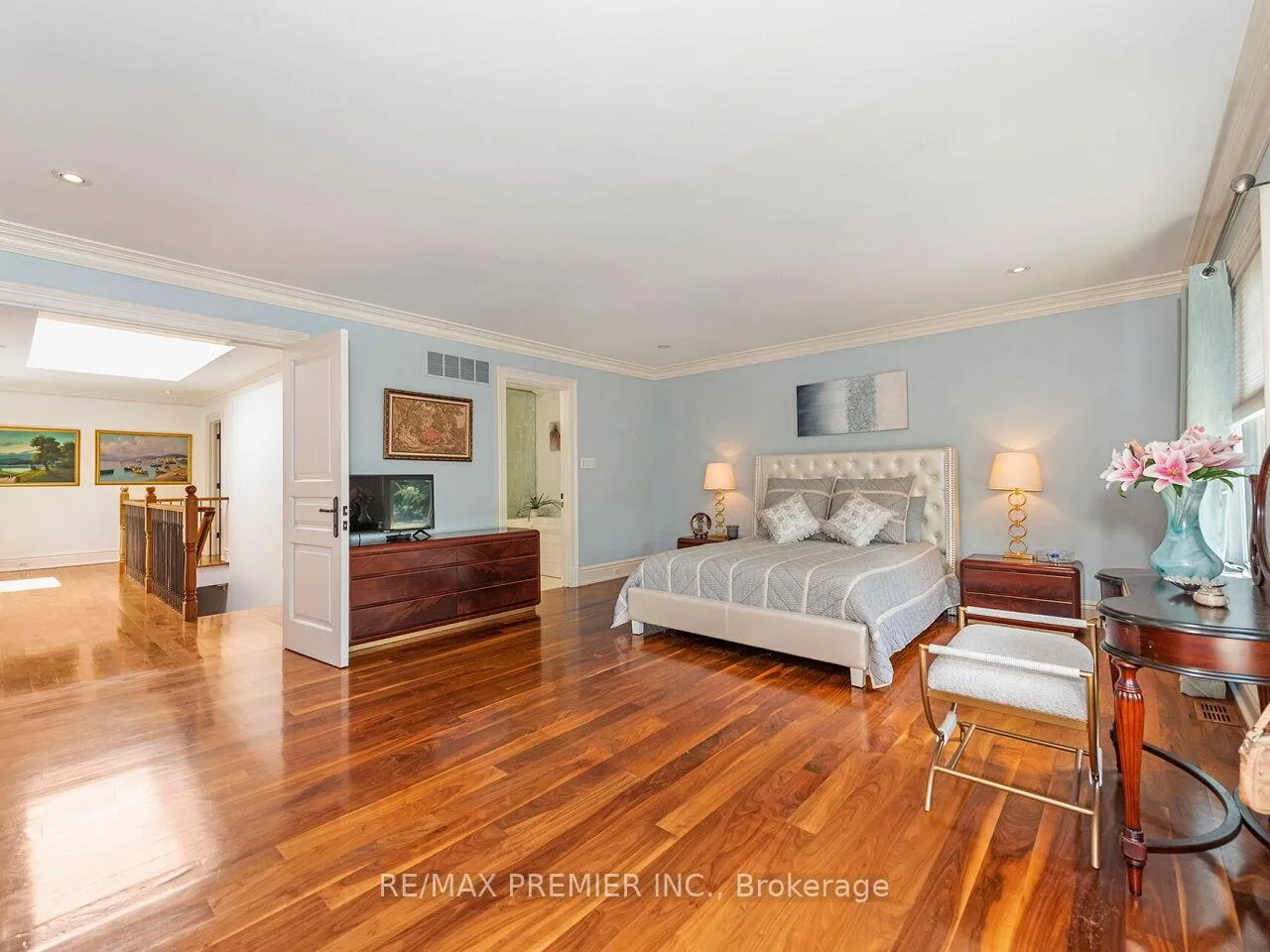 Photo 21 of 35 Yorkdale Crescent, North York, Humberlea-Pelmo Park — HOMEH