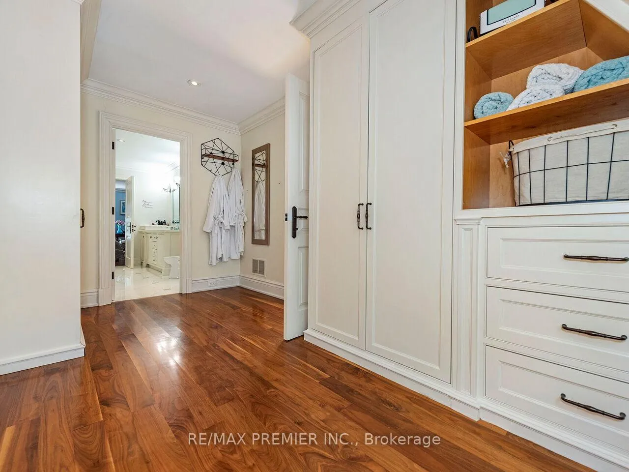 Photo 23 of 35 Yorkdale Crescent, North York, Humberlea-Pelmo Park — HOMEH