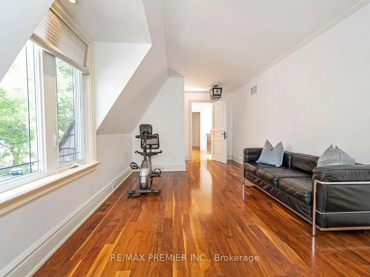 Photo 24 of 35 Yorkdale Crescent, North York, Humberlea-Pelmo Park — HOMEH