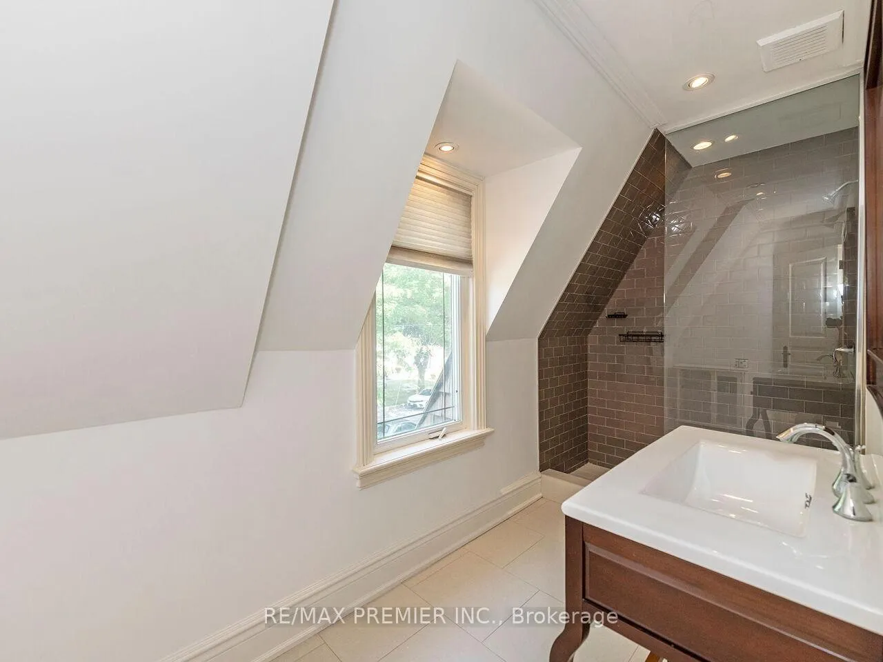Photo 25 of 35 Yorkdale Crescent, North York, Humberlea-Pelmo Park — HOMEH