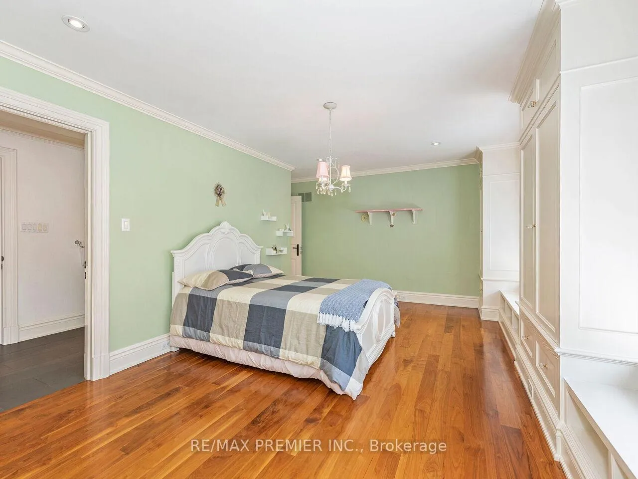 Photo 28 of 35 Yorkdale Crescent, North York, Humberlea-Pelmo Park — HOMEH