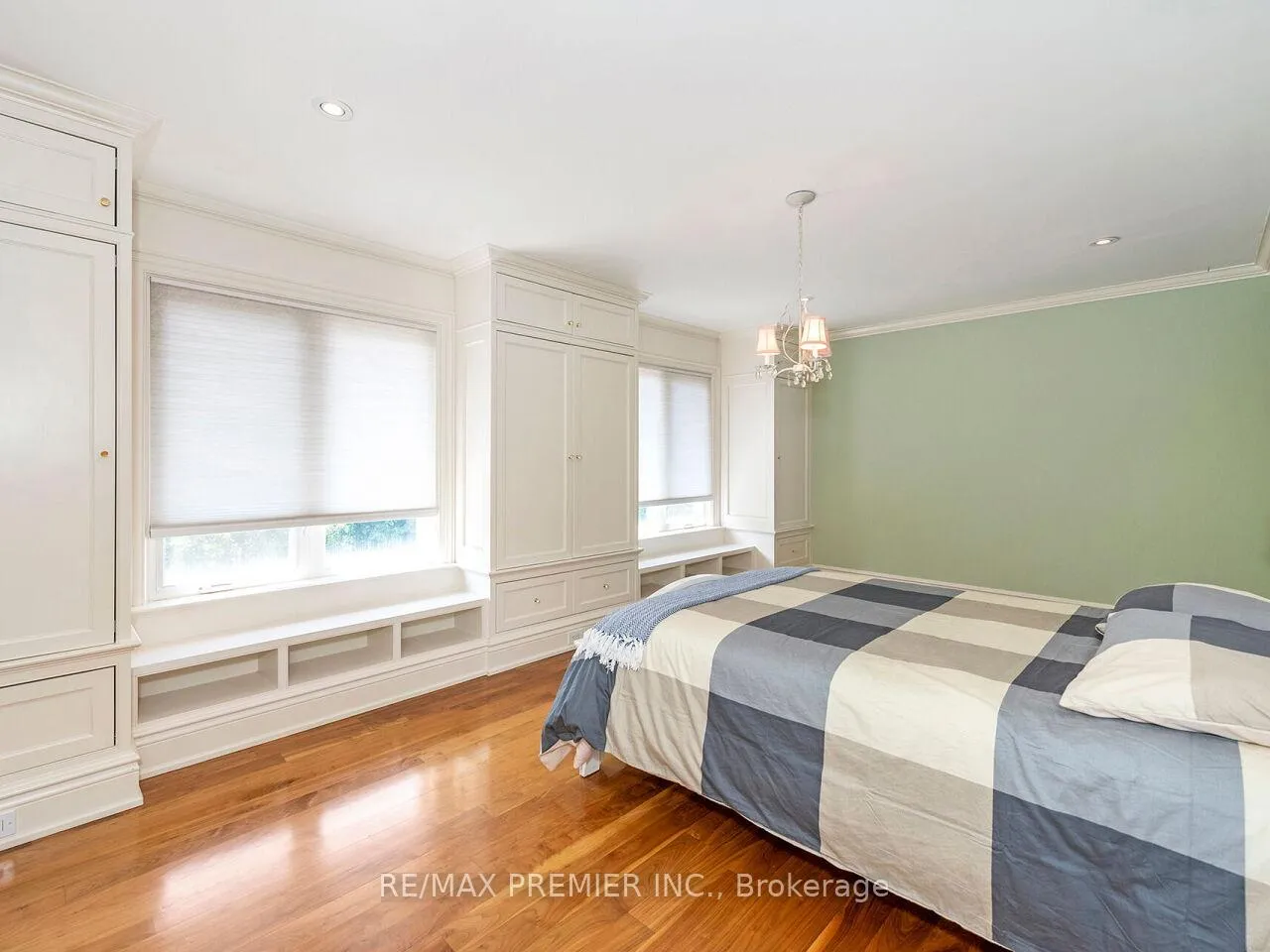 Photo 30 of 35 Yorkdale Crescent, North York, Humberlea-Pelmo Park — HOMEH