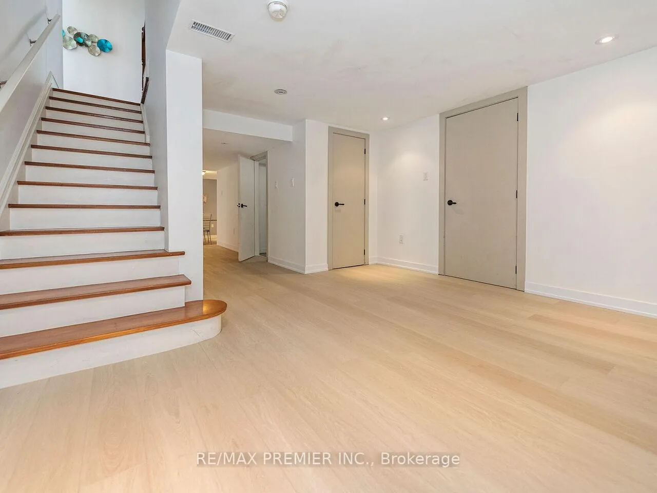 Photo 31 of 35 Yorkdale Crescent, North York, Humberlea-Pelmo Park — HOMEH