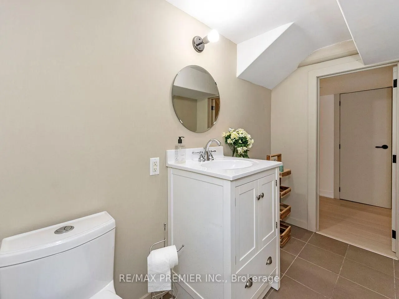 Photo 32 of 35 Yorkdale Crescent, North York, Humberlea-Pelmo Park — HOMEH