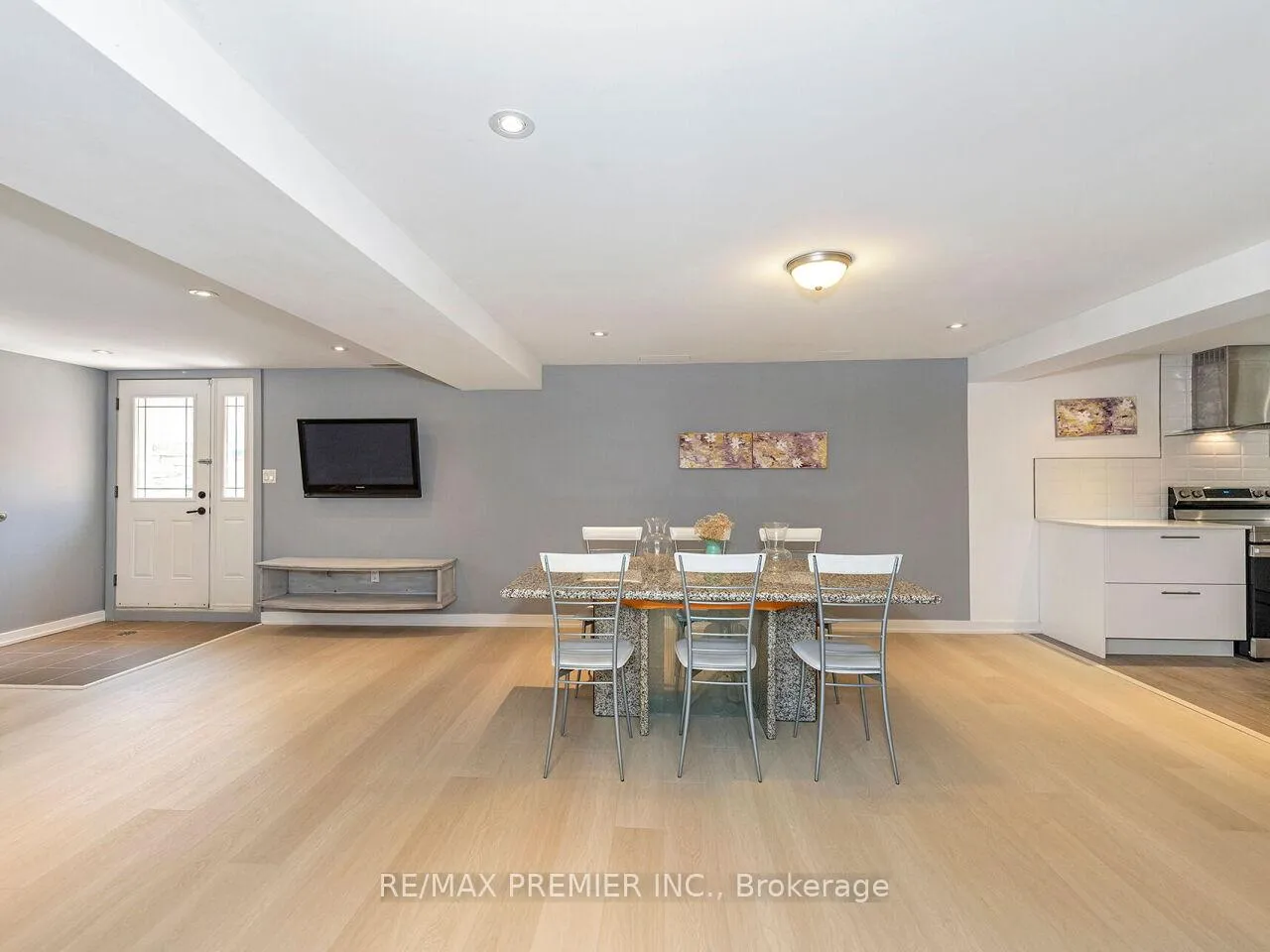 Photo 33 of 35 Yorkdale Crescent, North York, Humberlea-Pelmo Park — HOMEH