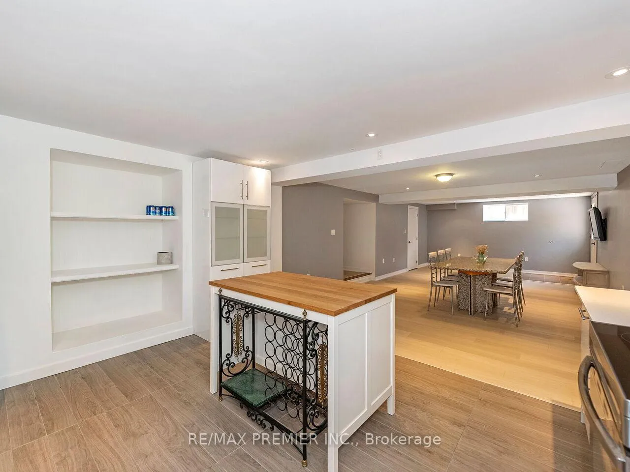 Photo 37 of 35 Yorkdale Crescent, North York, Humberlea-Pelmo Park — HOMEH