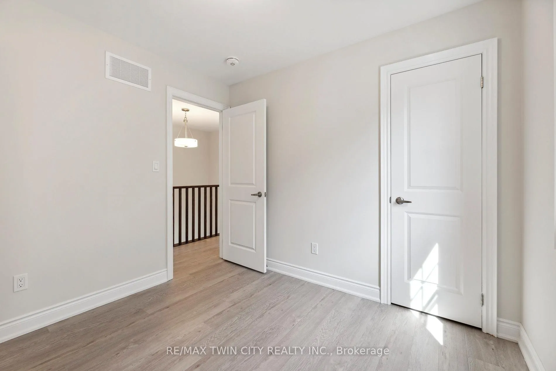 Photo 8 of 1083 Rippingale Trail, Peterborough, Northcrest Ward 5 — HOMEH