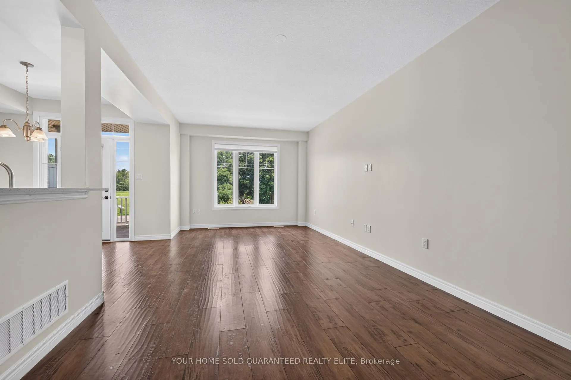 Photo 3 of 114 Dunrobin Lane, Grimsby, Grimsby Beach — HOMEH