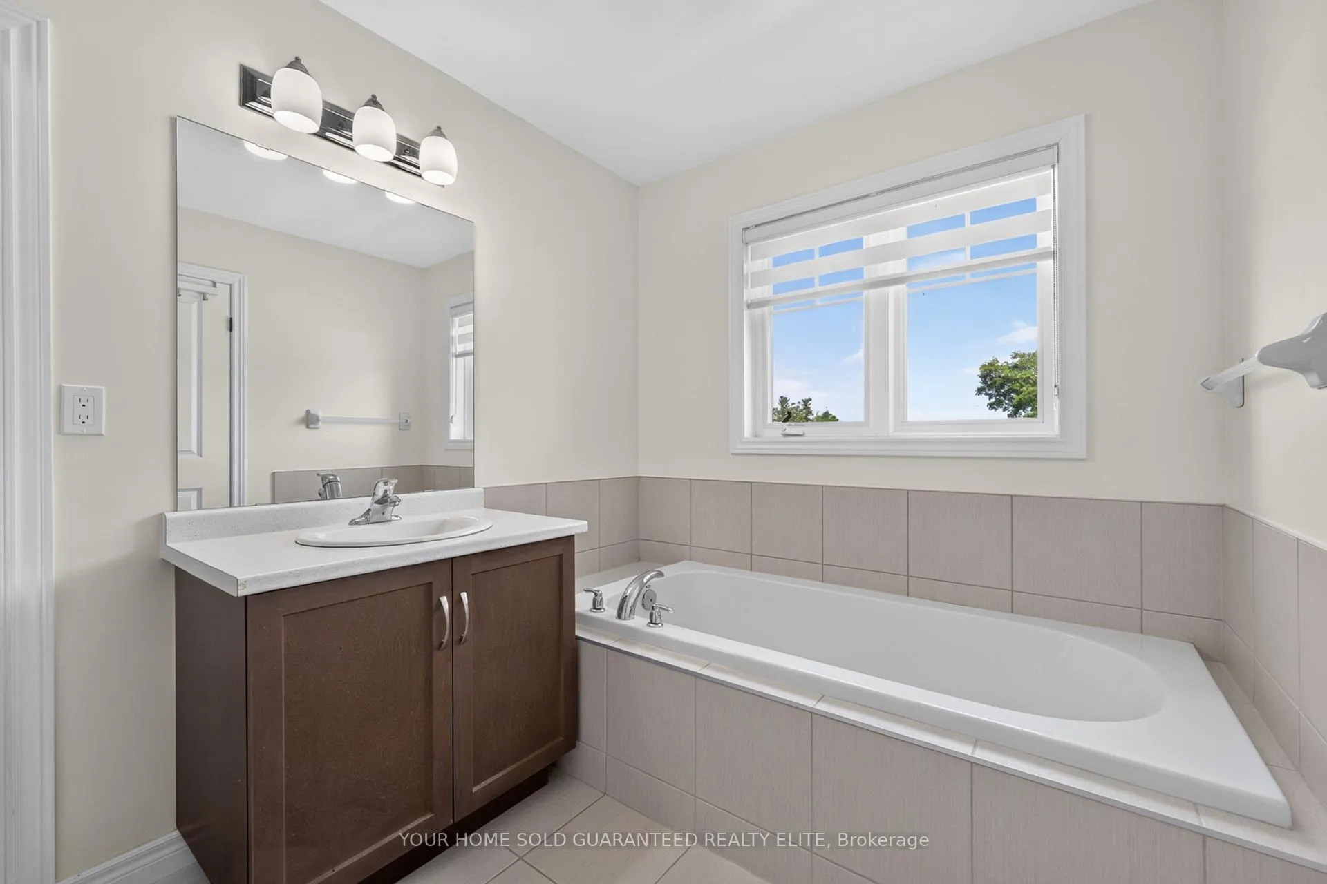 Photo 17 of 114 Dunrobin Lane, Grimsby, Grimsby Beach — HOMEH