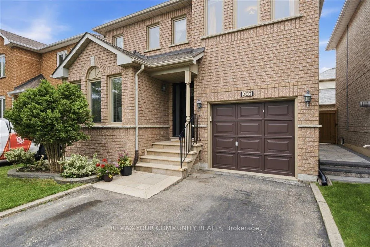 Photo 2 of 202 Matthew Drive, Vaughan, East Woodbridge — HOMEH