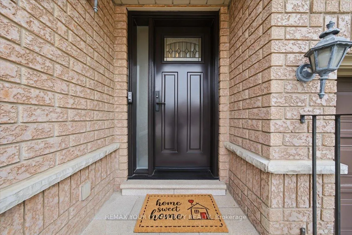 Photo 3 of 202 Matthew Drive, Vaughan, East Woodbridge — HOMEH