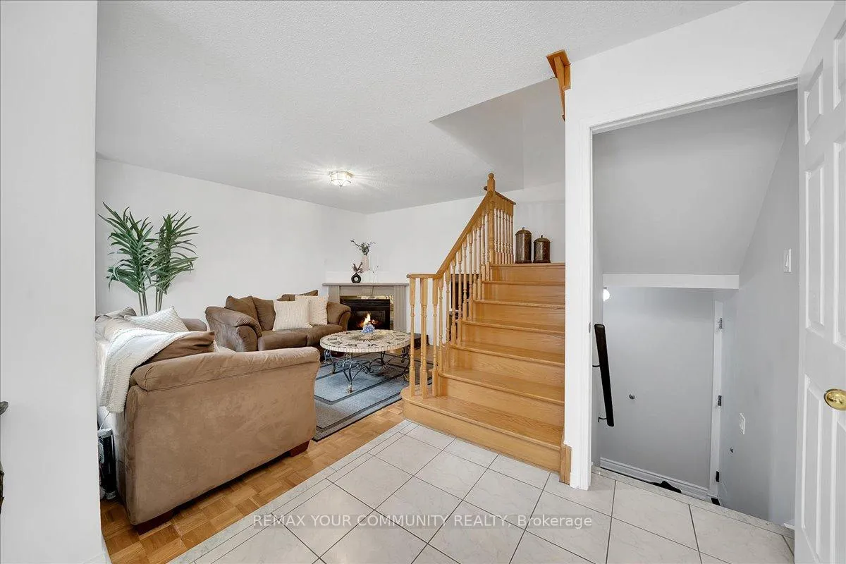 Photo 12 of 202 Matthew Drive, Vaughan, East Woodbridge — HOMEH