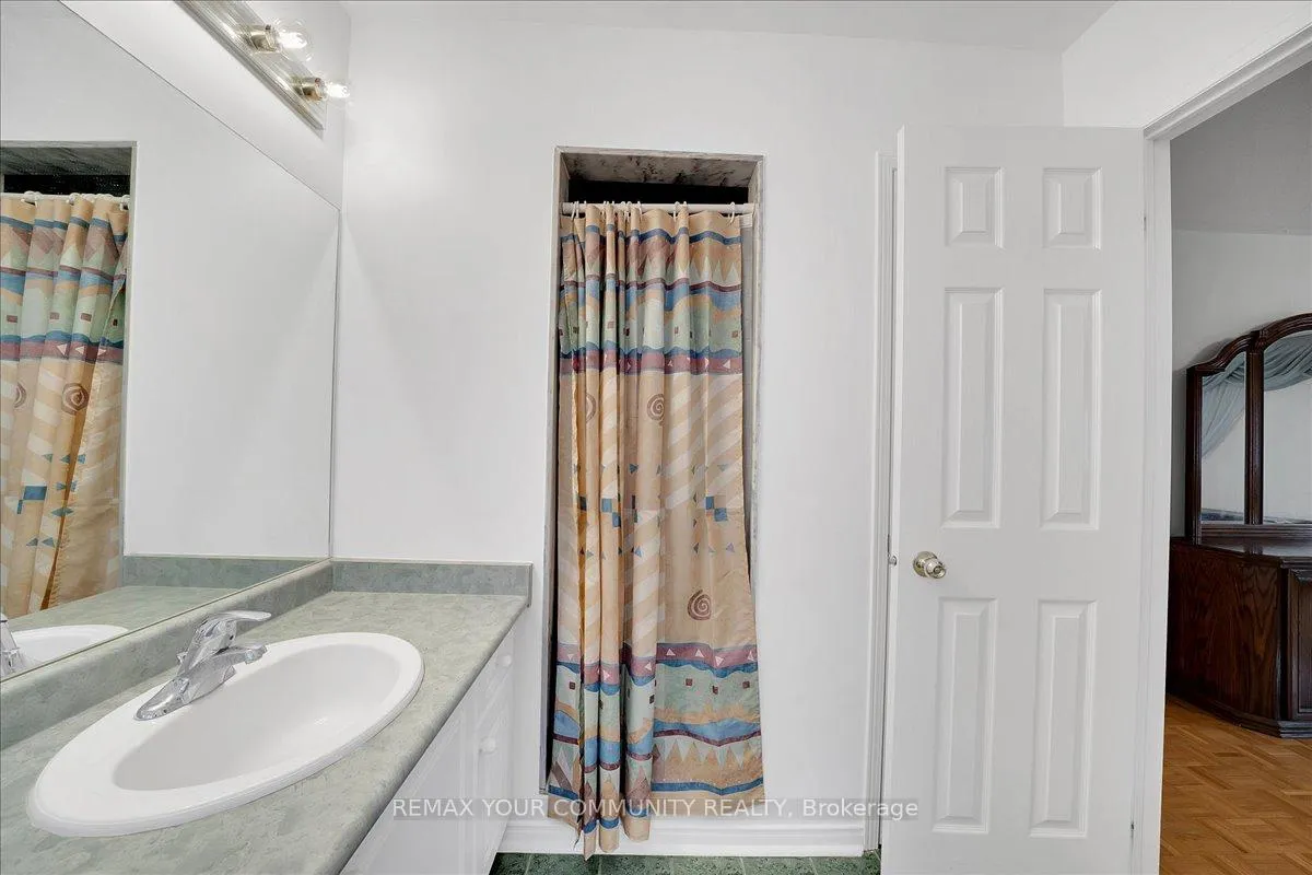 Photo 21 of 202 Matthew Drive, Vaughan, East Woodbridge — HOMEH