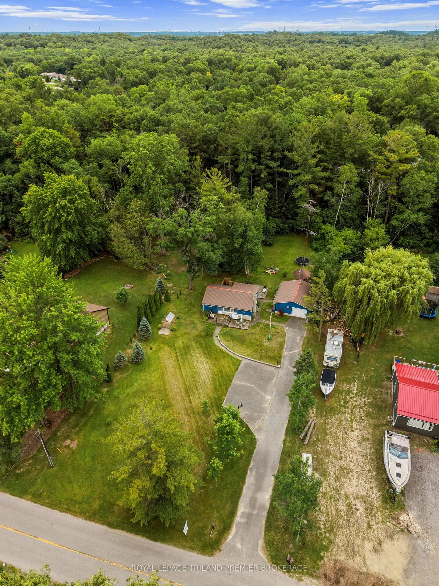 Photo 35 of 7755 Patrick Street, Lambton Shores, Port Franks — HOMEH