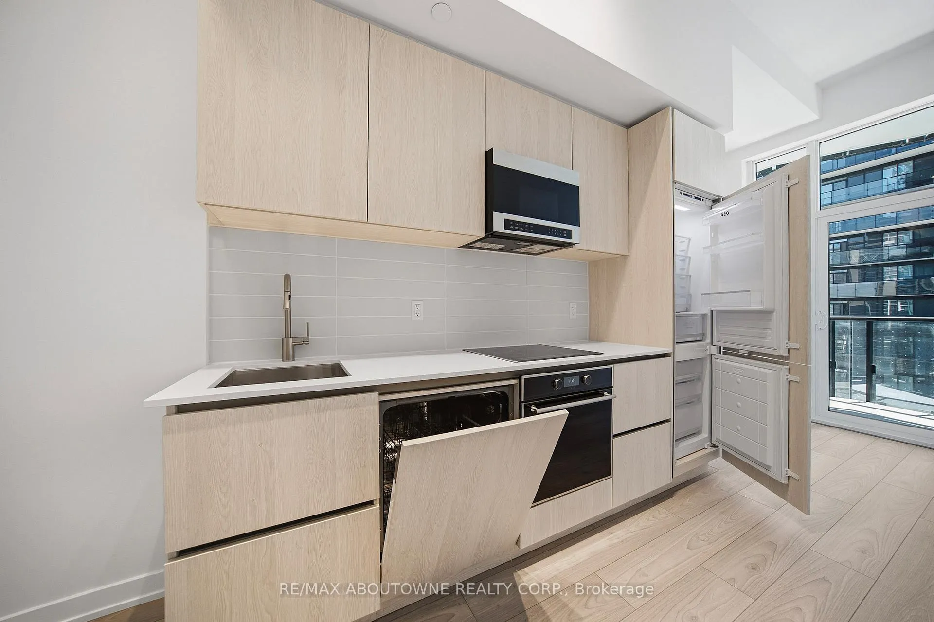 Photo 4 of Unit 908S, 110 Broadway Avenue, Toronto, Mount Pleasant West — HOMEH