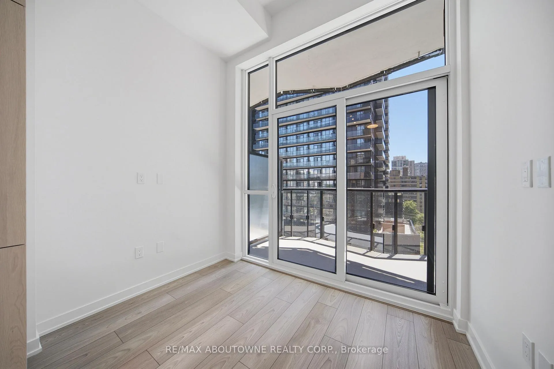 Photo 5 of Unit 908S, 110 Broadway Avenue, Toronto, Mount Pleasant West — HOMEH