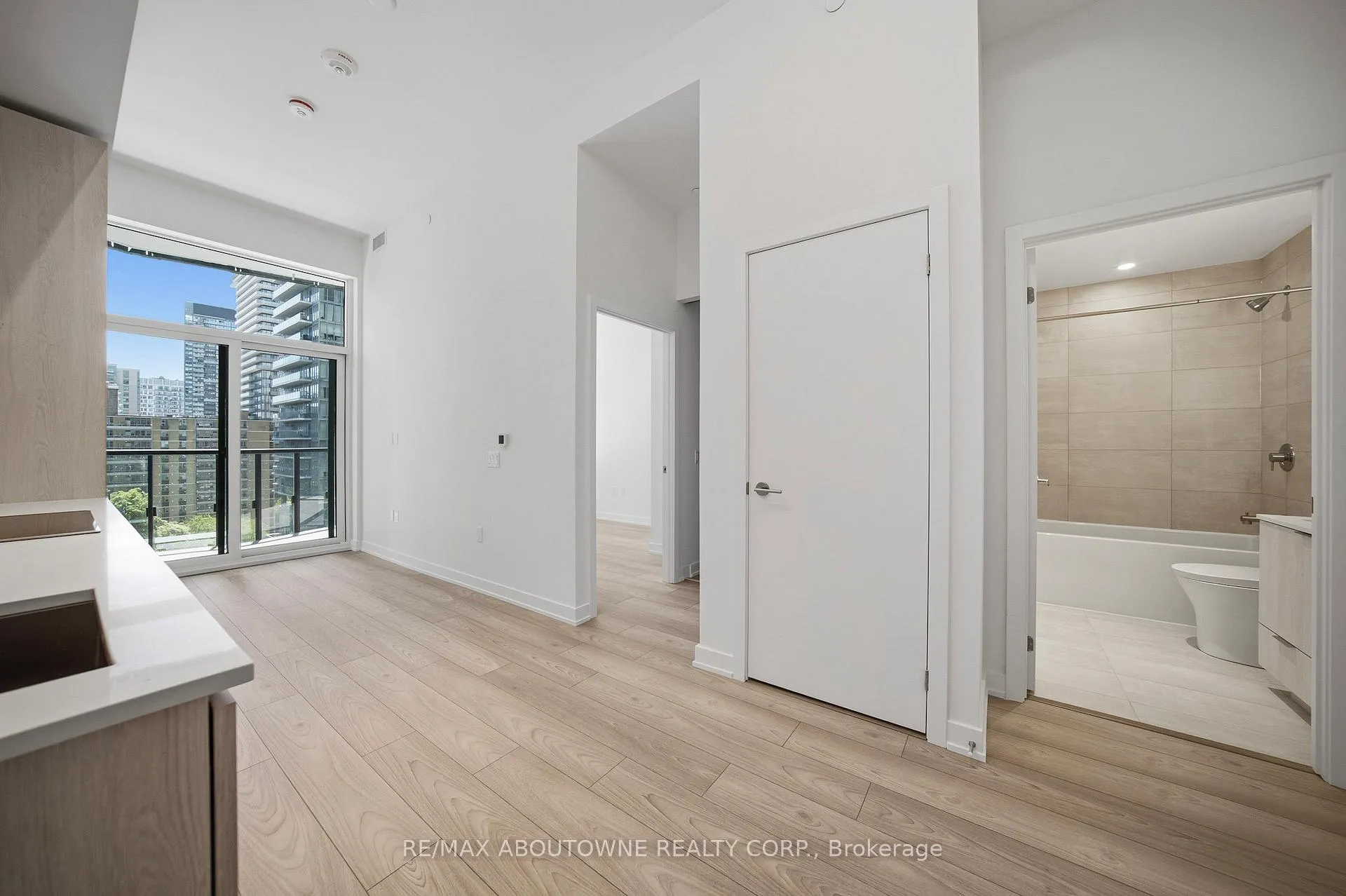 Photo 7 of Unit 908S, 110 Broadway Avenue, Toronto, Mount Pleasant West — HOMEH