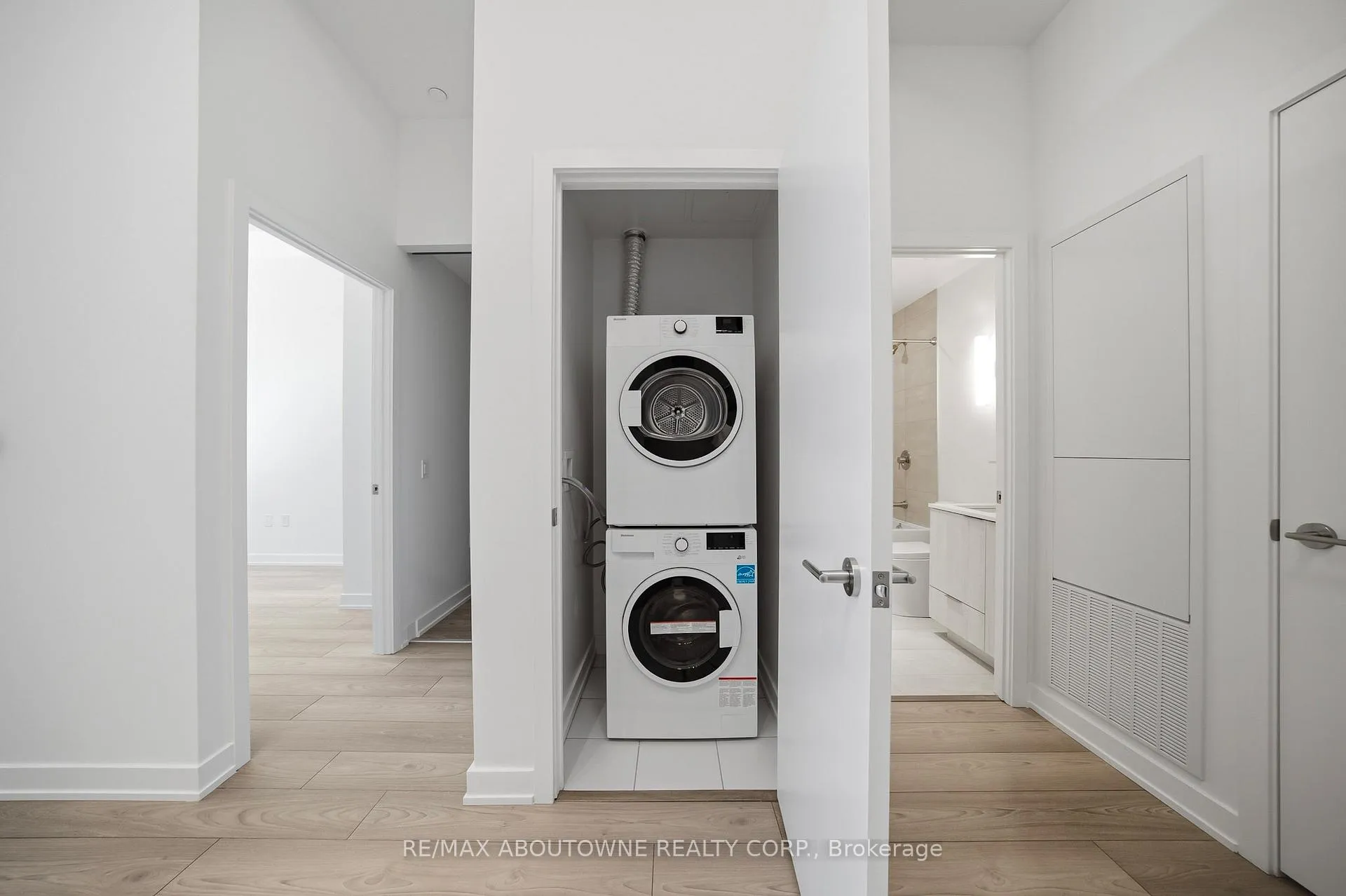 Photo 8 of Unit 908S, 110 Broadway Avenue, Toronto, Mount Pleasant West — HOMEH