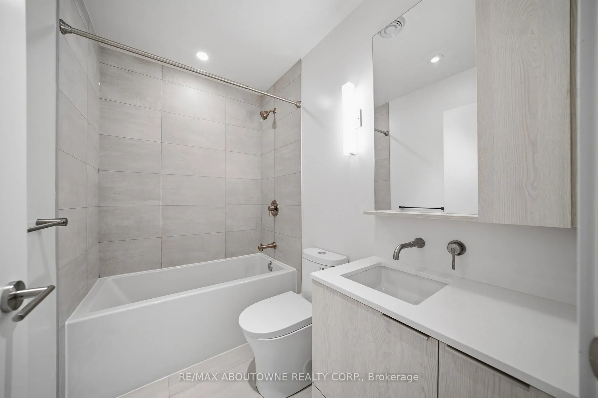 Photo 9 of Unit 908S, 110 Broadway Avenue, Toronto, Mount Pleasant West — HOMEH