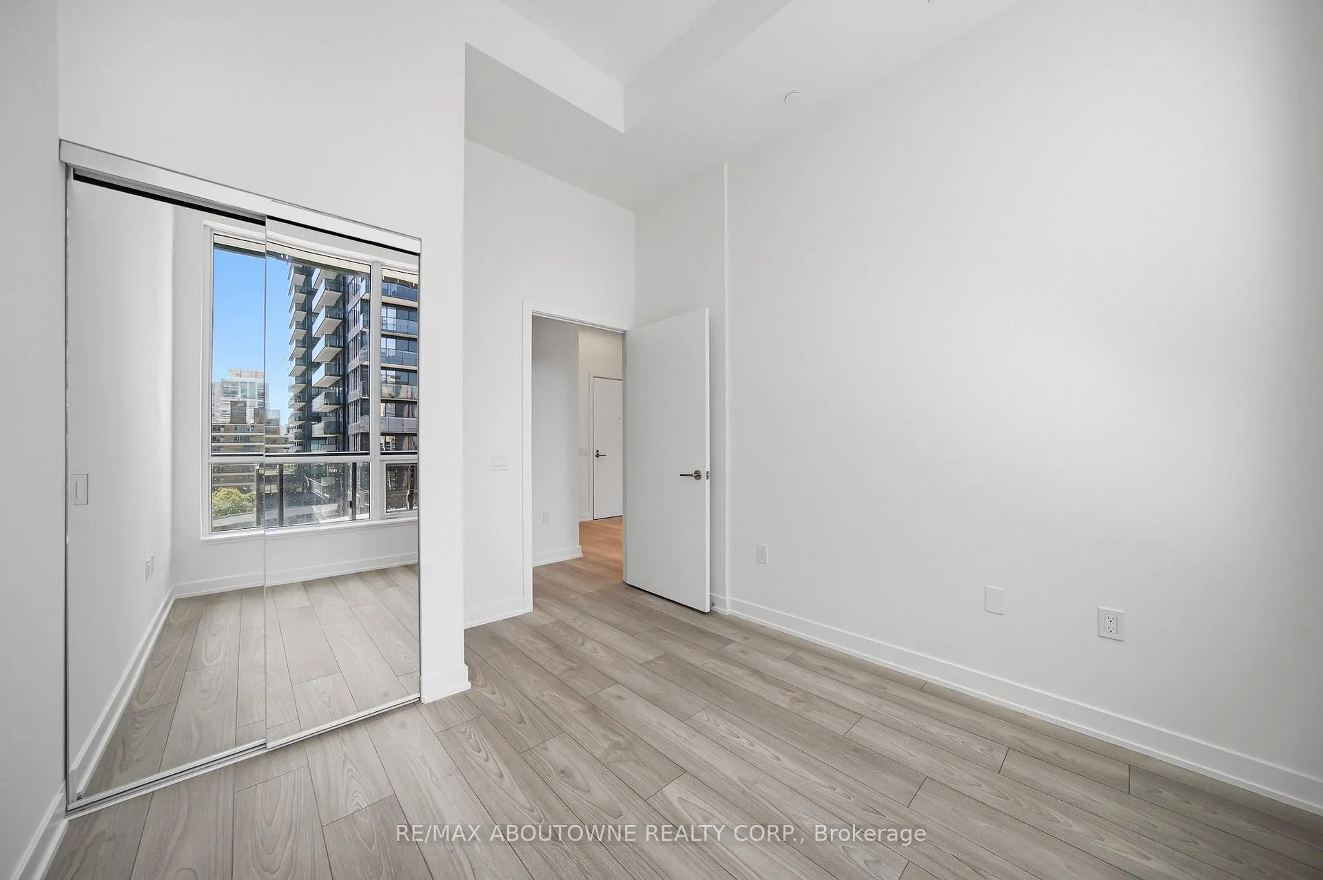 Photo 13 of Unit 908S, 110 Broadway Avenue, Toronto, Mount Pleasant West — HOMEH