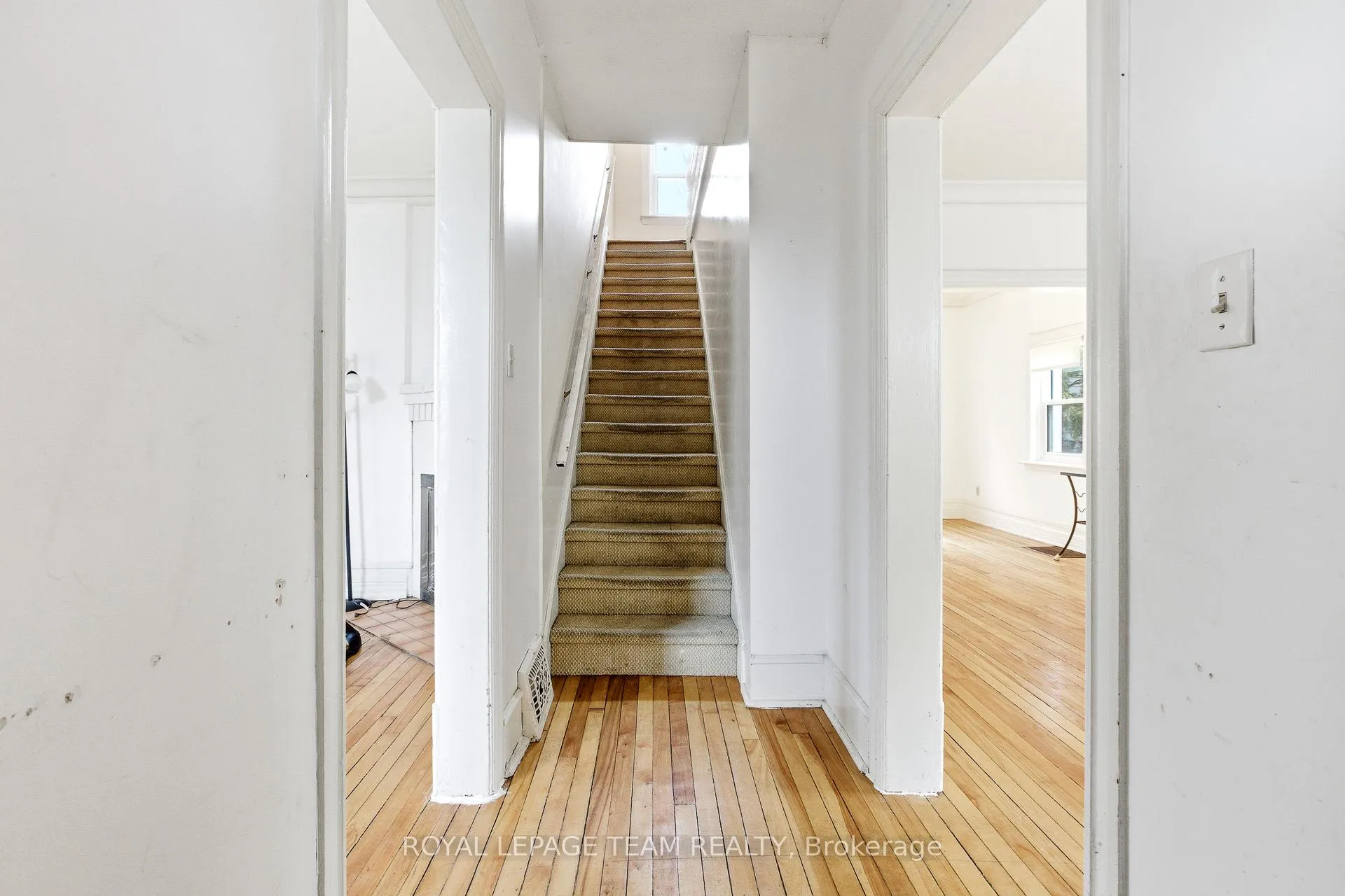 Photo 6 of 910 Pinecrest Road, Ottawa, Fairfield Heights — HOMEH