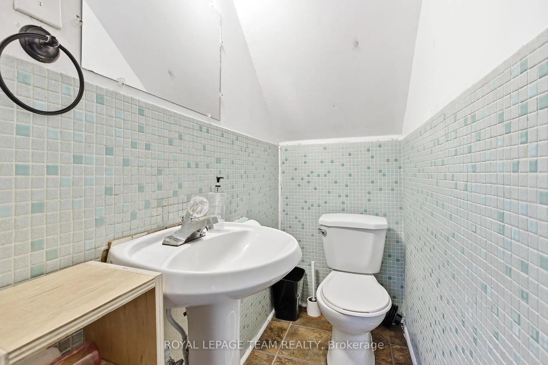 Photo 17 of 910 Pinecrest Road, Ottawa, Fairfield Heights — HOMEH