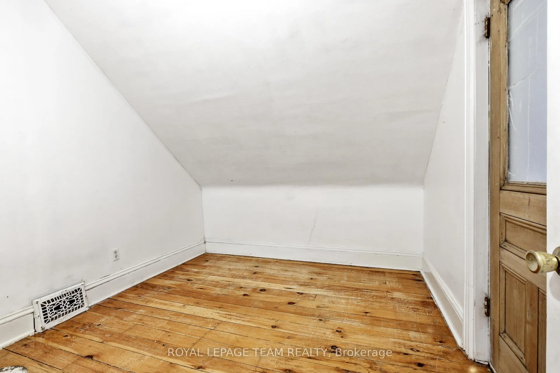 Photo 21 of 910 Pinecrest Road, Ottawa, Fairfield Heights — HOMEH