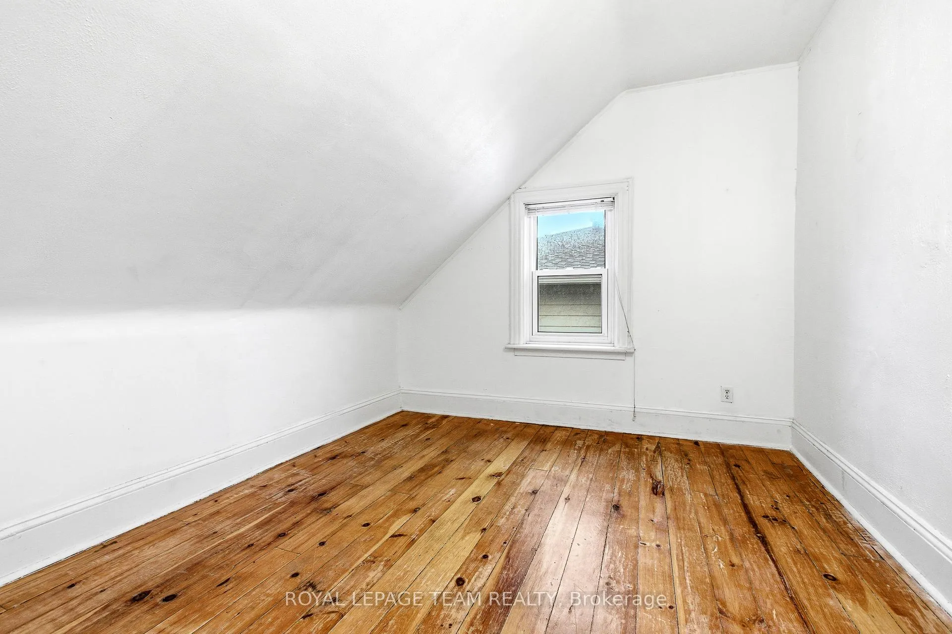 Photo 24 of 910 Pinecrest Road, Ottawa, Fairfield Heights — HOMEH