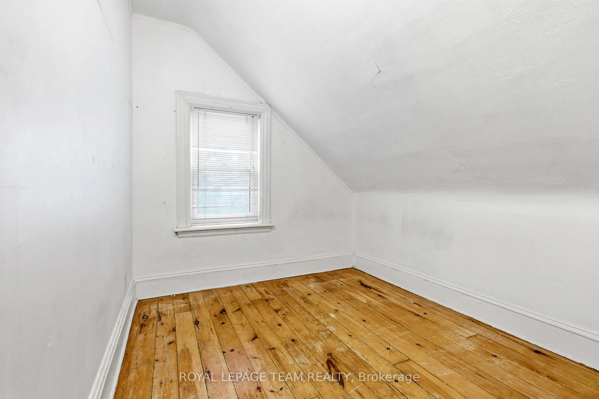 Photo 25 of 910 Pinecrest Road, Ottawa, Fairfield Heights — HOMEH