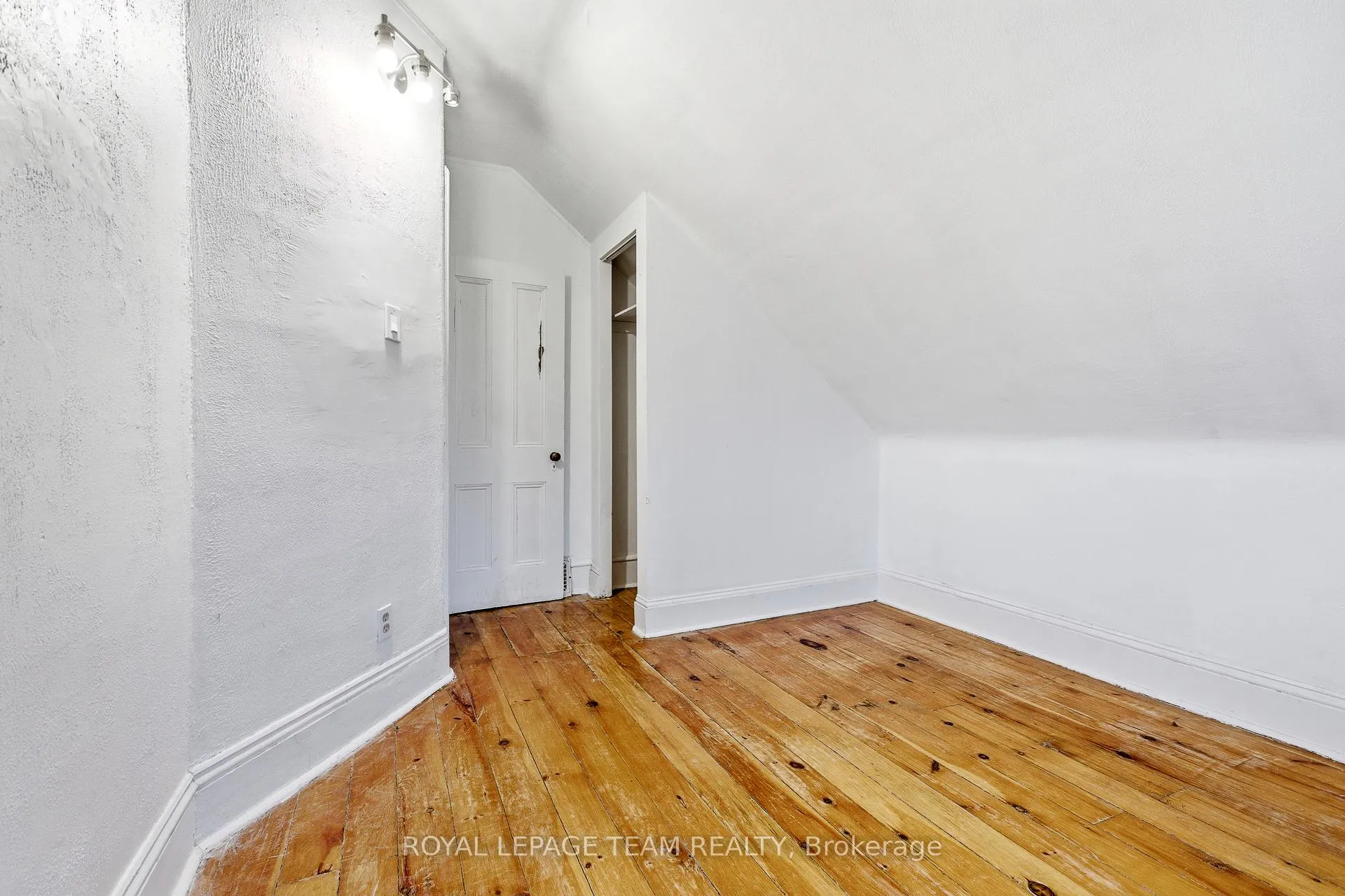 Photo 26 of 910 Pinecrest Road, Ottawa, Fairfield Heights — HOMEH