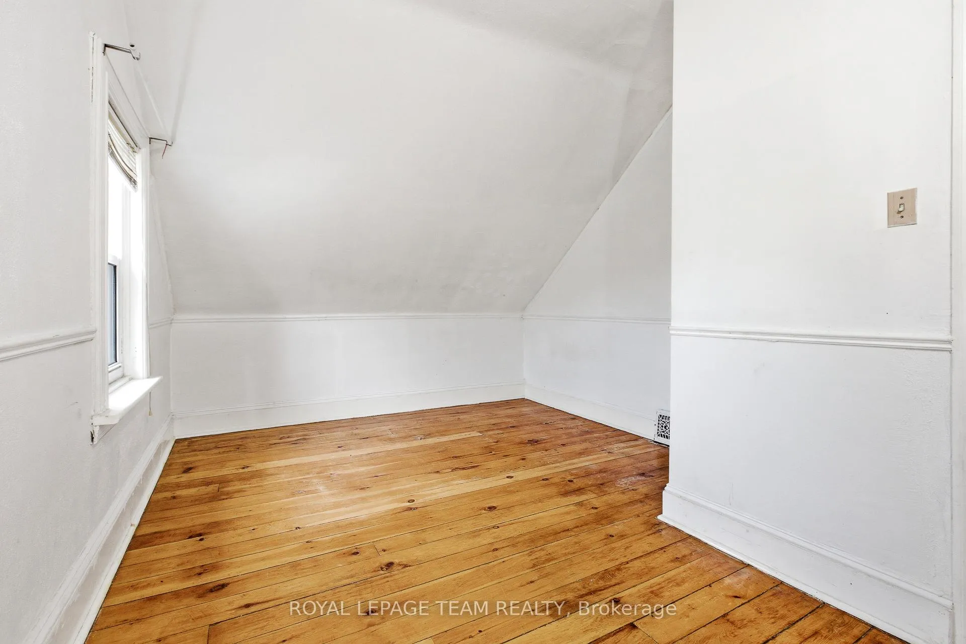 Photo 27 of 910 Pinecrest Road, Ottawa, Fairfield Heights — HOMEH