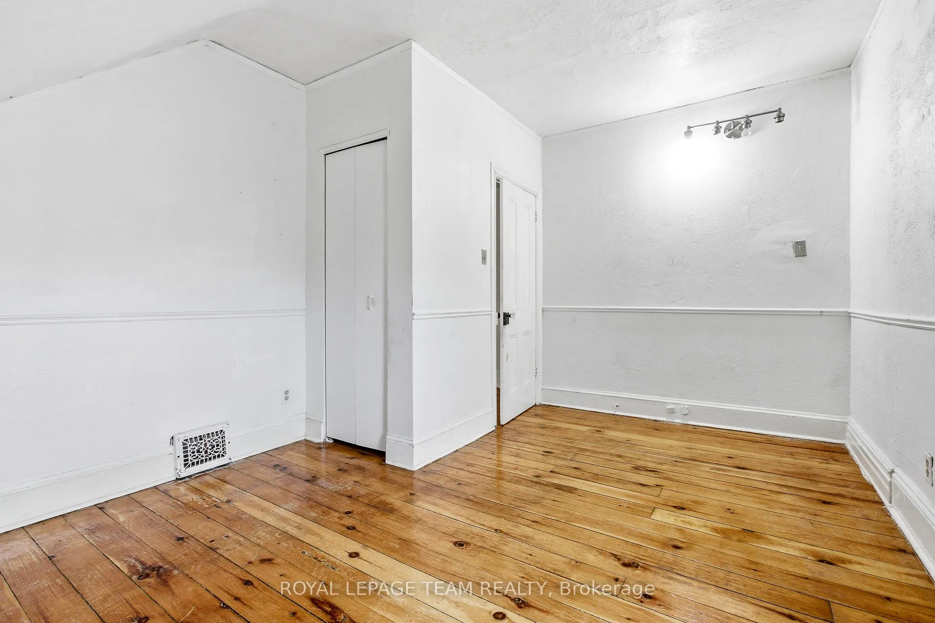 Photo 28 of 910 Pinecrest Road, Ottawa, Fairfield Heights — HOMEH