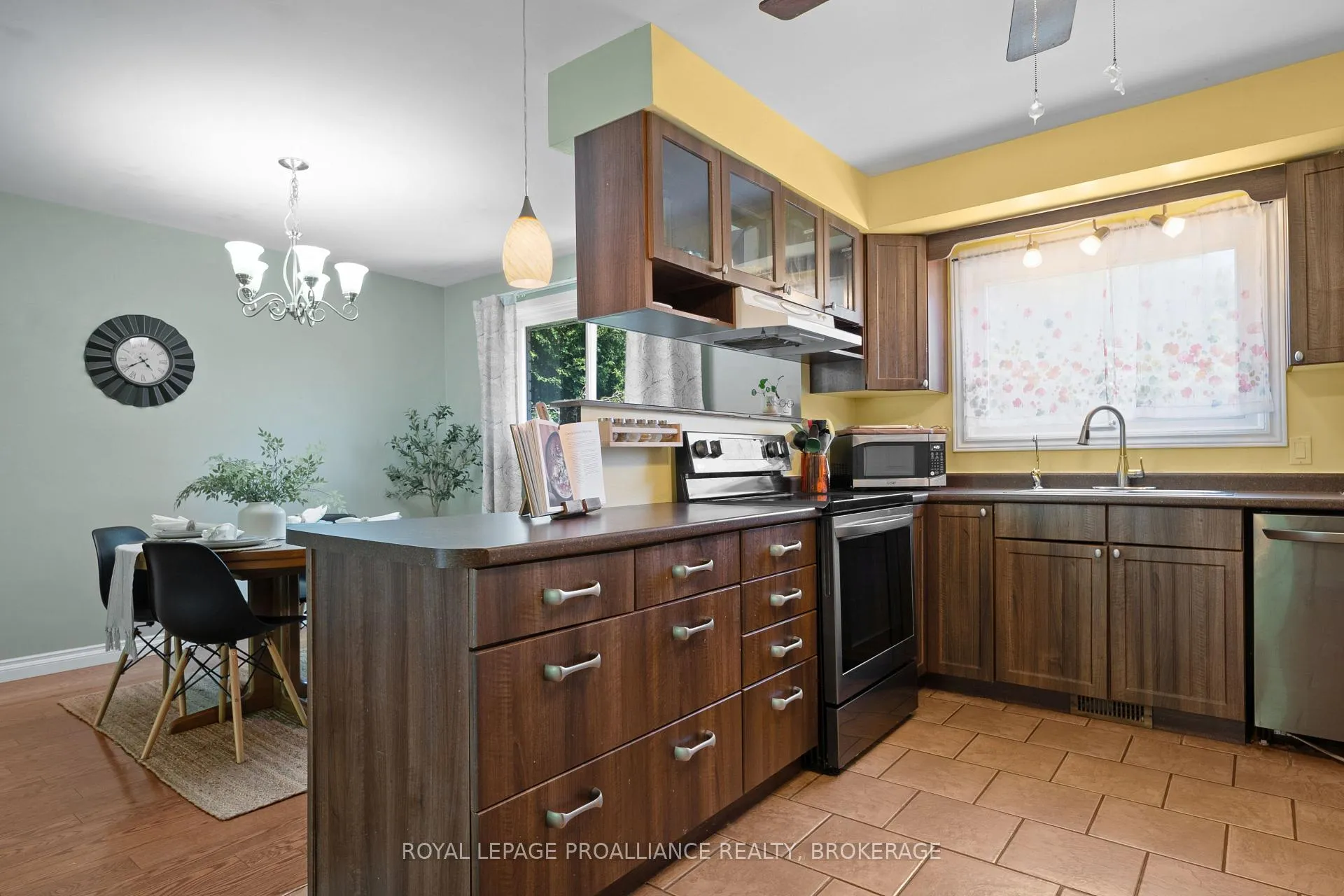 Photo 2 of 282 Glen Castle Road, Kingston, City SouthWest — HOMEH