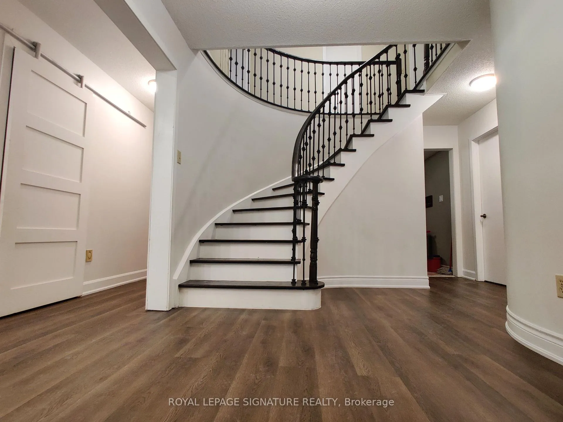 Photo 3 of Unit Upper, 2966 Caradoc Lane, Oakville, Clearview — HOMEH