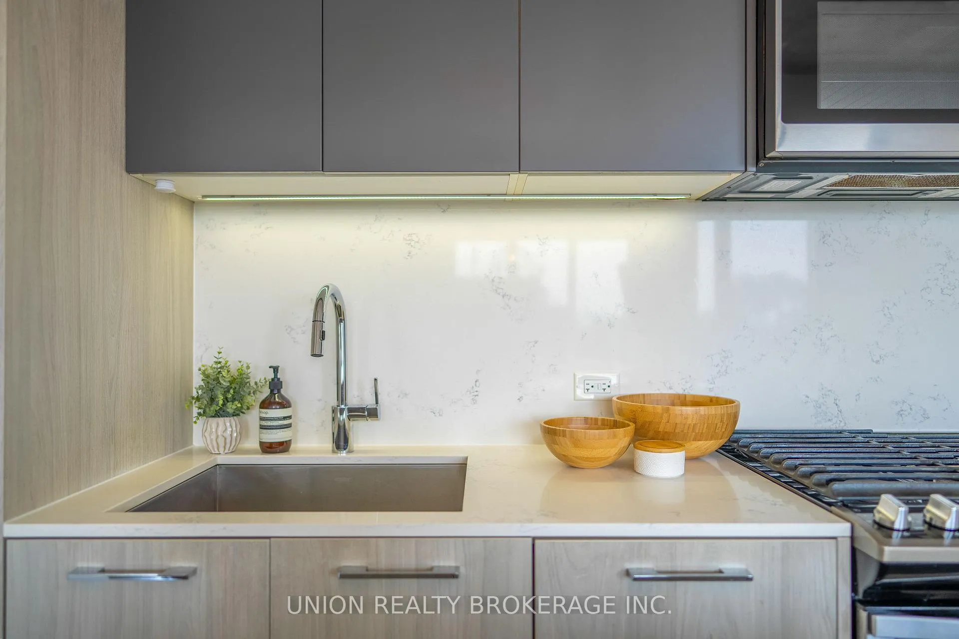 Photo 10 of Unit 503, 665 Kingston Road, Toronto, The Beaches — HOMEH