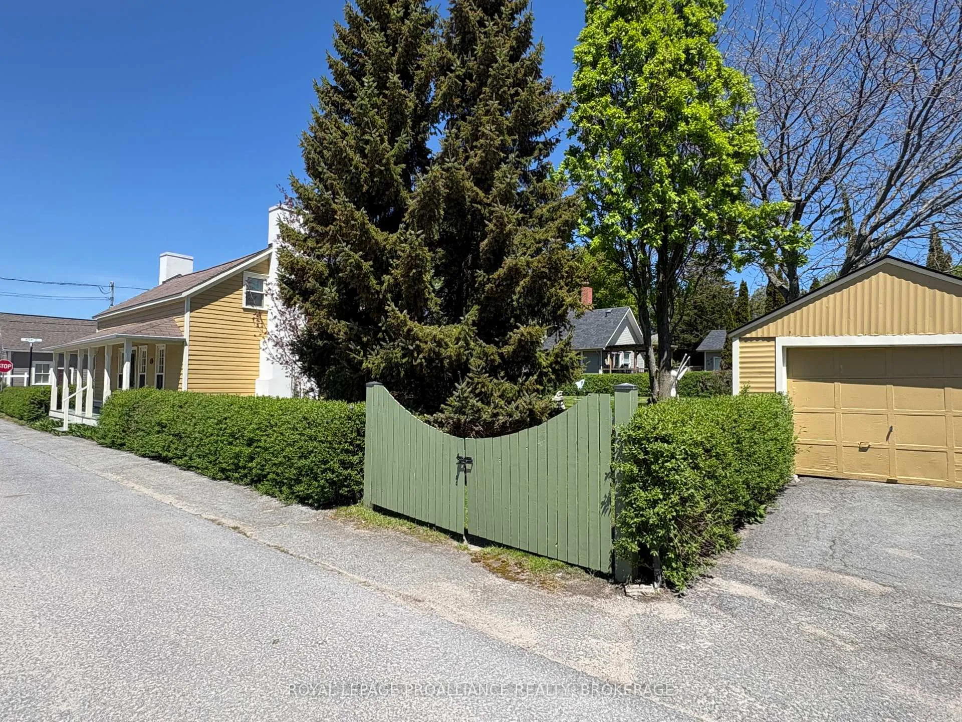 Photo 3 of 10 Drummond Street, Kingston, Kingston East (Incl CFB Kingston) — HOMEH