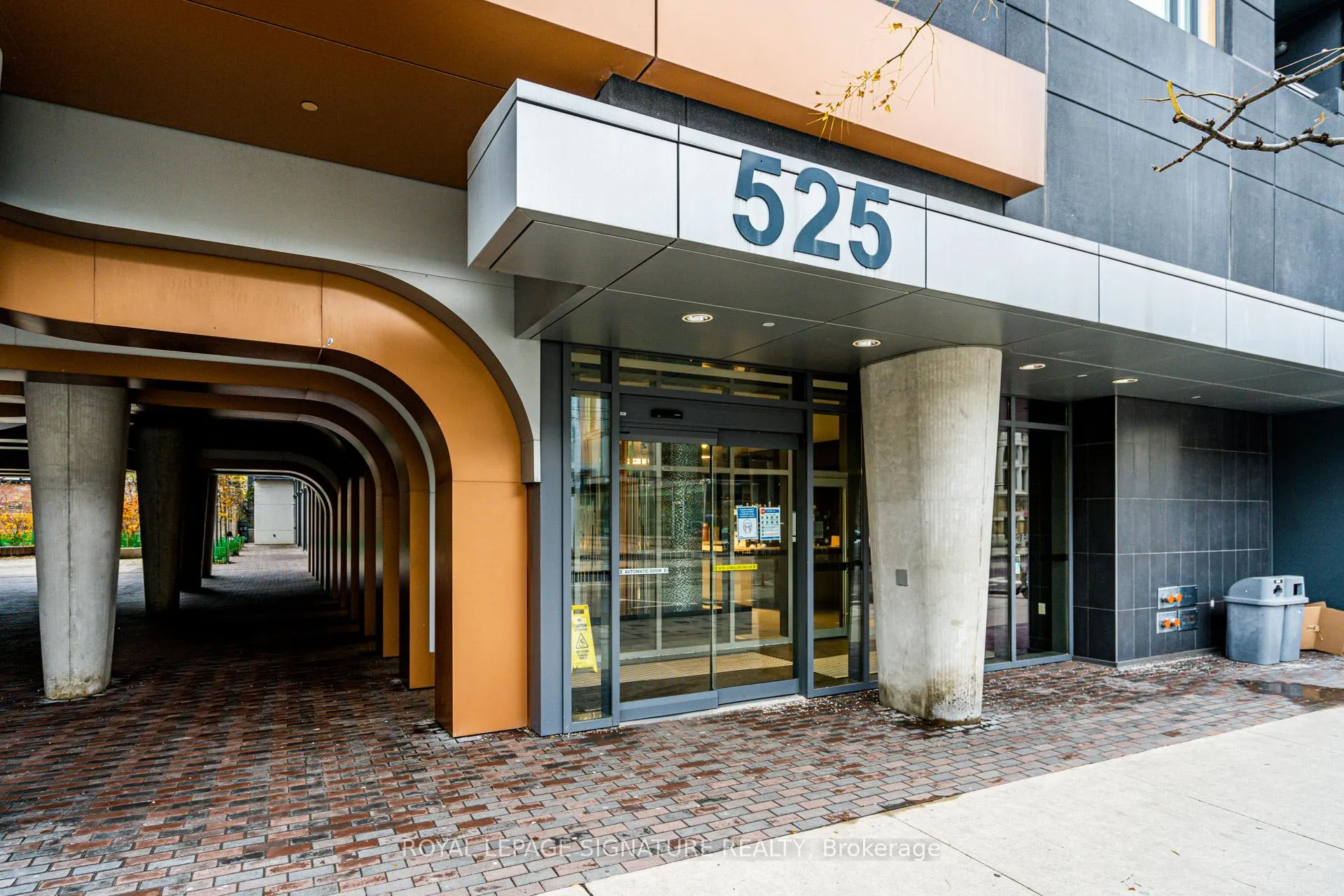 Front of Unit 531, 525 Adelaide Street W