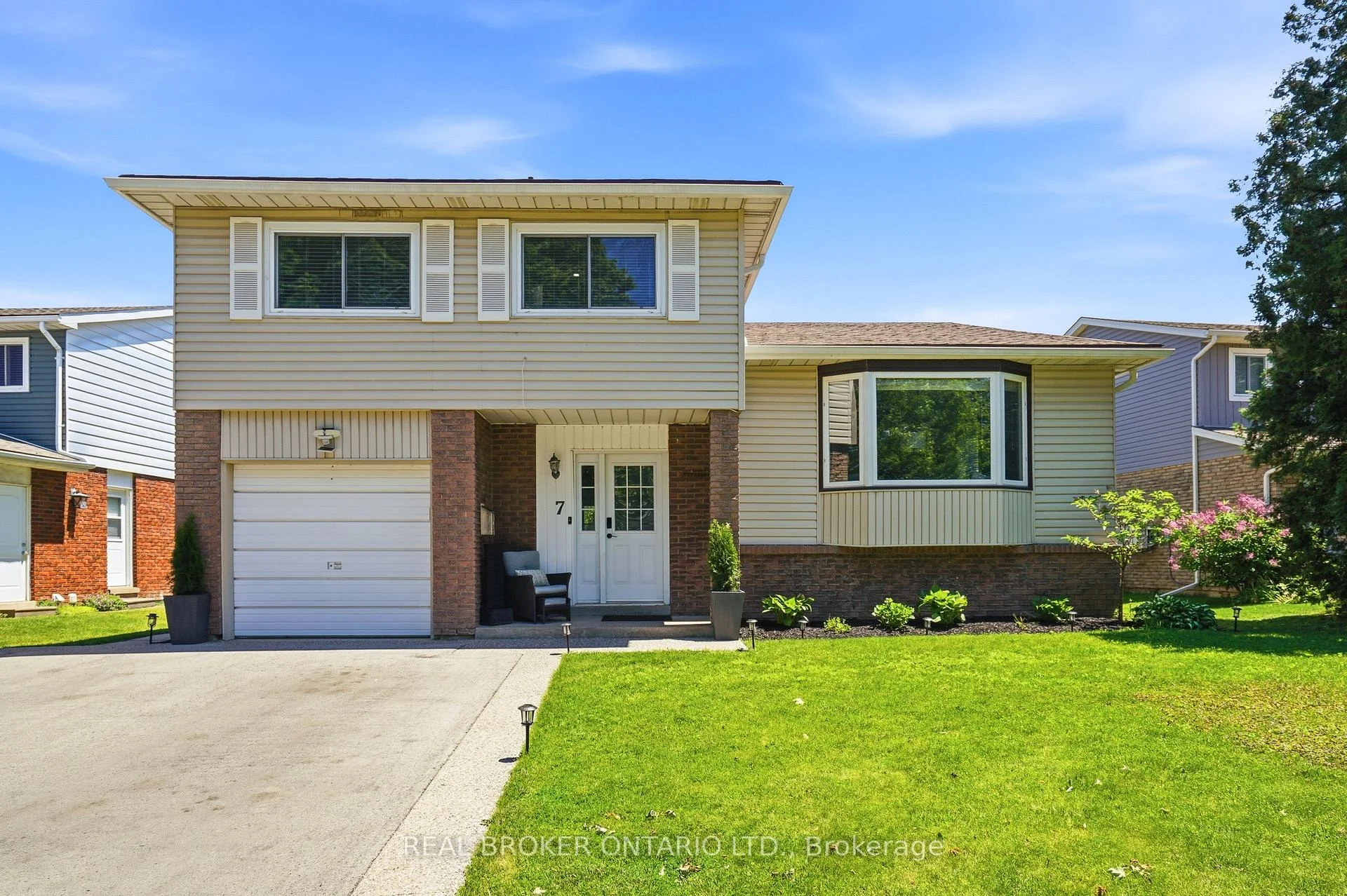 Photo 3 of 7 Fairington Crescent, St. Catharines, Lakeshore — HOMEH
